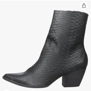 Matisse Women’s Caty Boot size 8. Black textured 100% leather